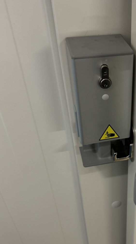 IMG_4586 Komplet zamka 55-09 do drzwi przesuwnych z dźwignią bezpieczeństwa typu 47 - obrazek 1